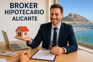 Bróker hipotecario en Alicante ofreciendo asesoramiento con el puerto y el castillo de Santa Bárbara al fondo