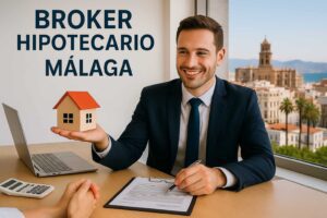 Bróker hipotecario en Málaga atendiendo a cliente con vista panorámica de la ciudad al fondo